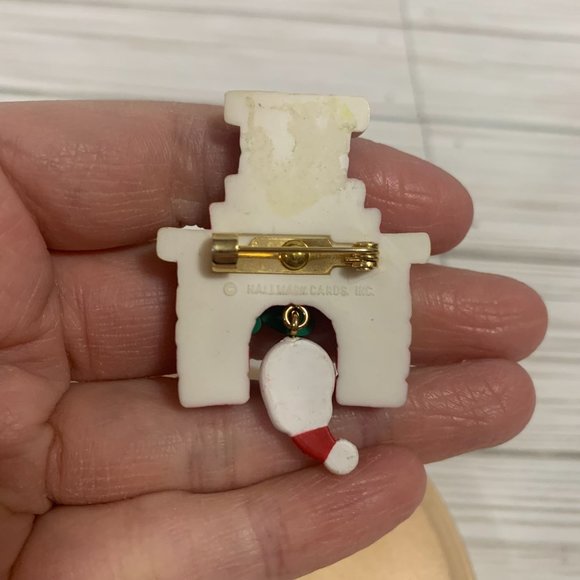 Vintage Hallmark Christmas Santa Peek A Boo Fireplace Brooch - Picture 4 of 6